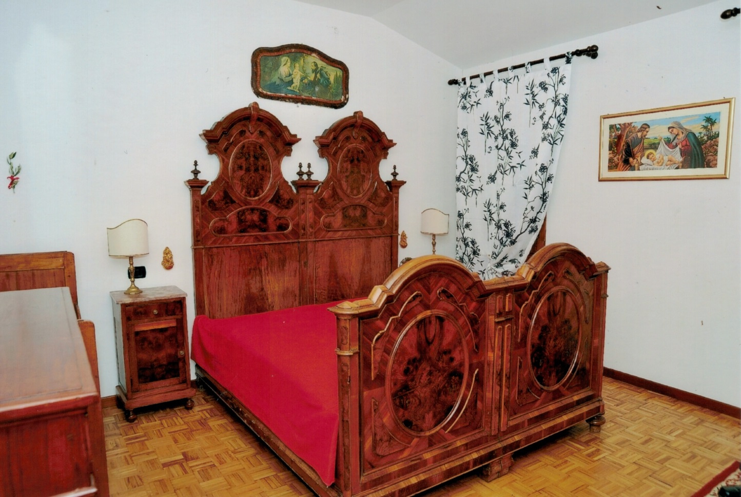 Camera con letto d'epoca