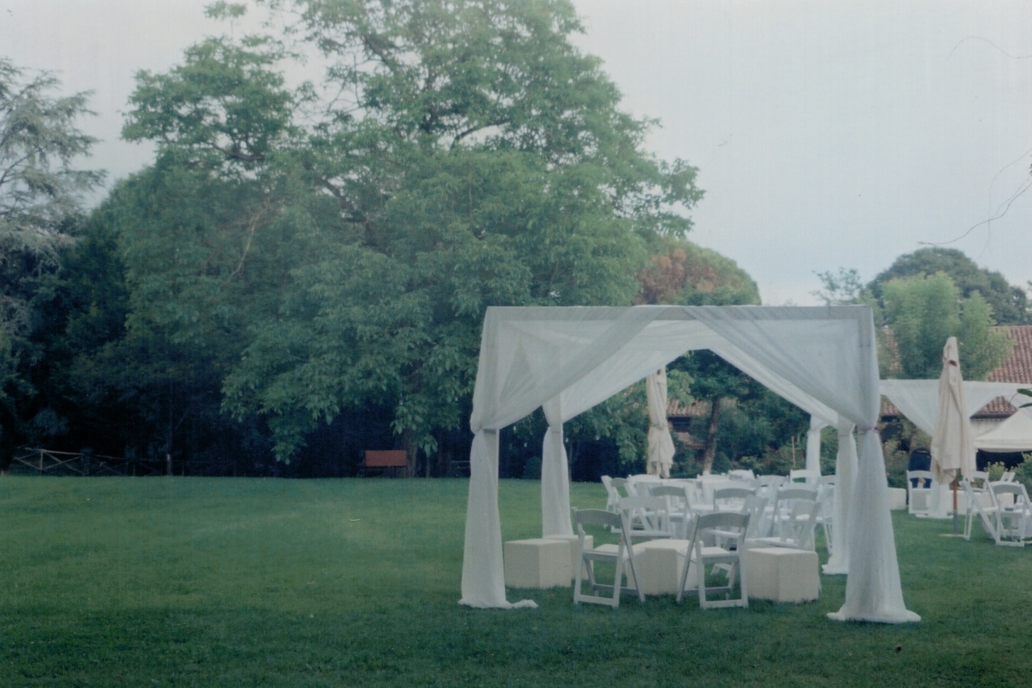Gazebo bianco tra gli alberi